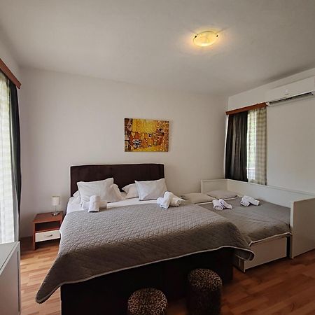 Apartments And Pansion M&R 투라니 외부 사진
