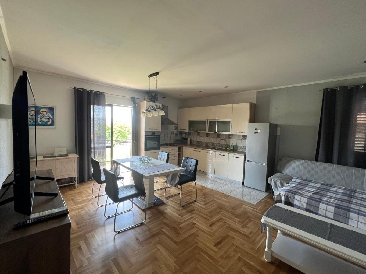 Apartments And Pansion M&R 투라니 외부 사진