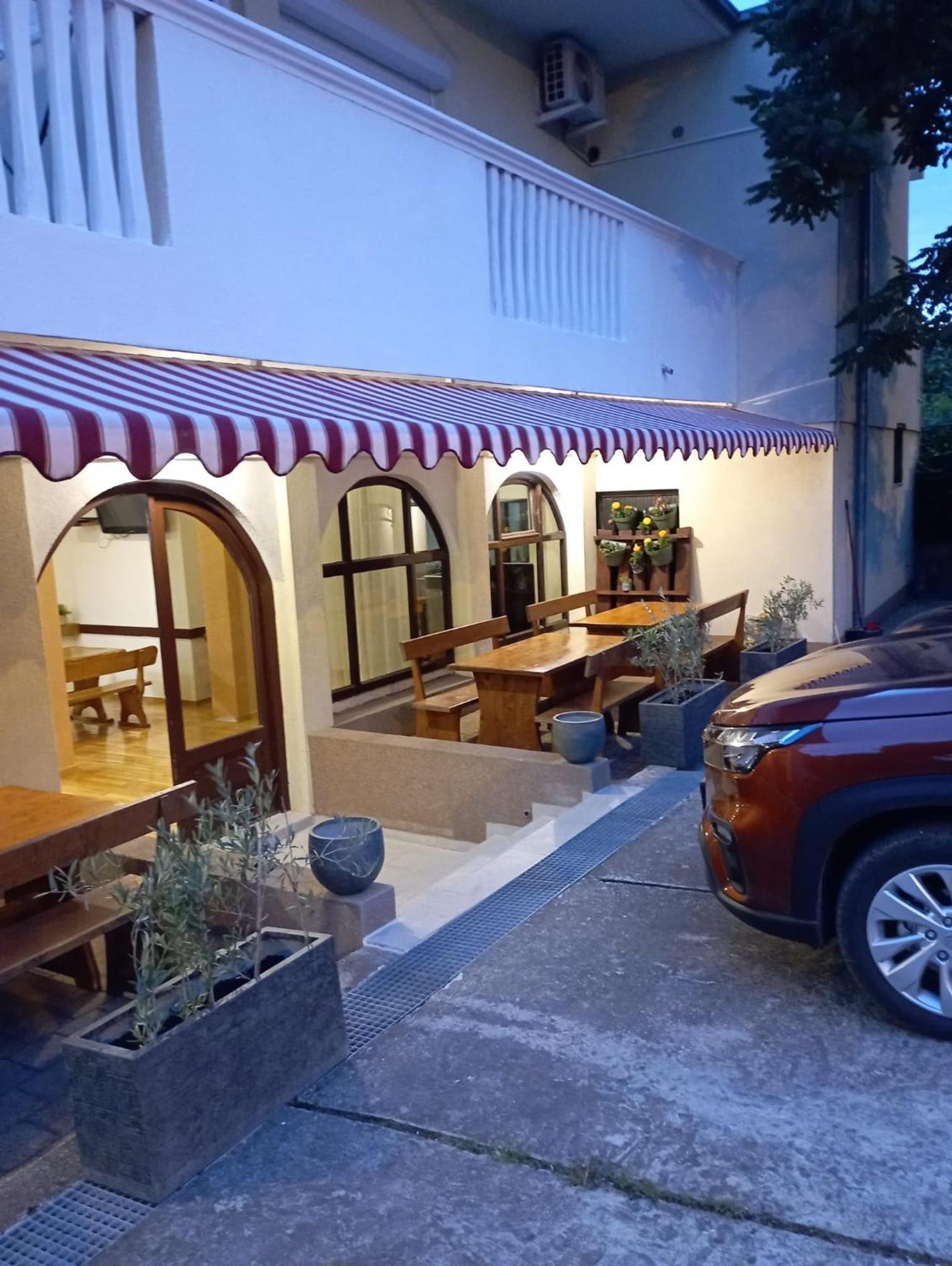 Apartments And Pansion M&R 투라니 외부 사진