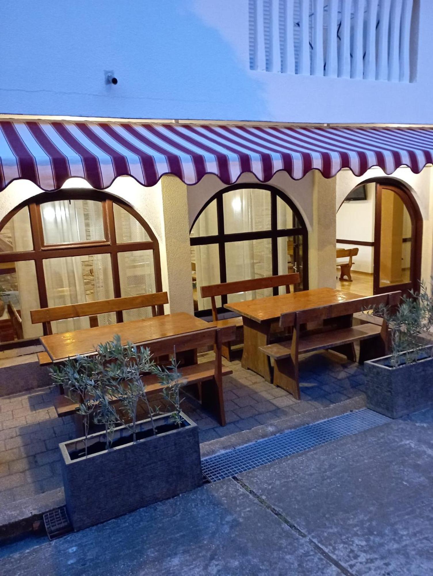 Apartments And Pansion M&R 투라니 외부 사진