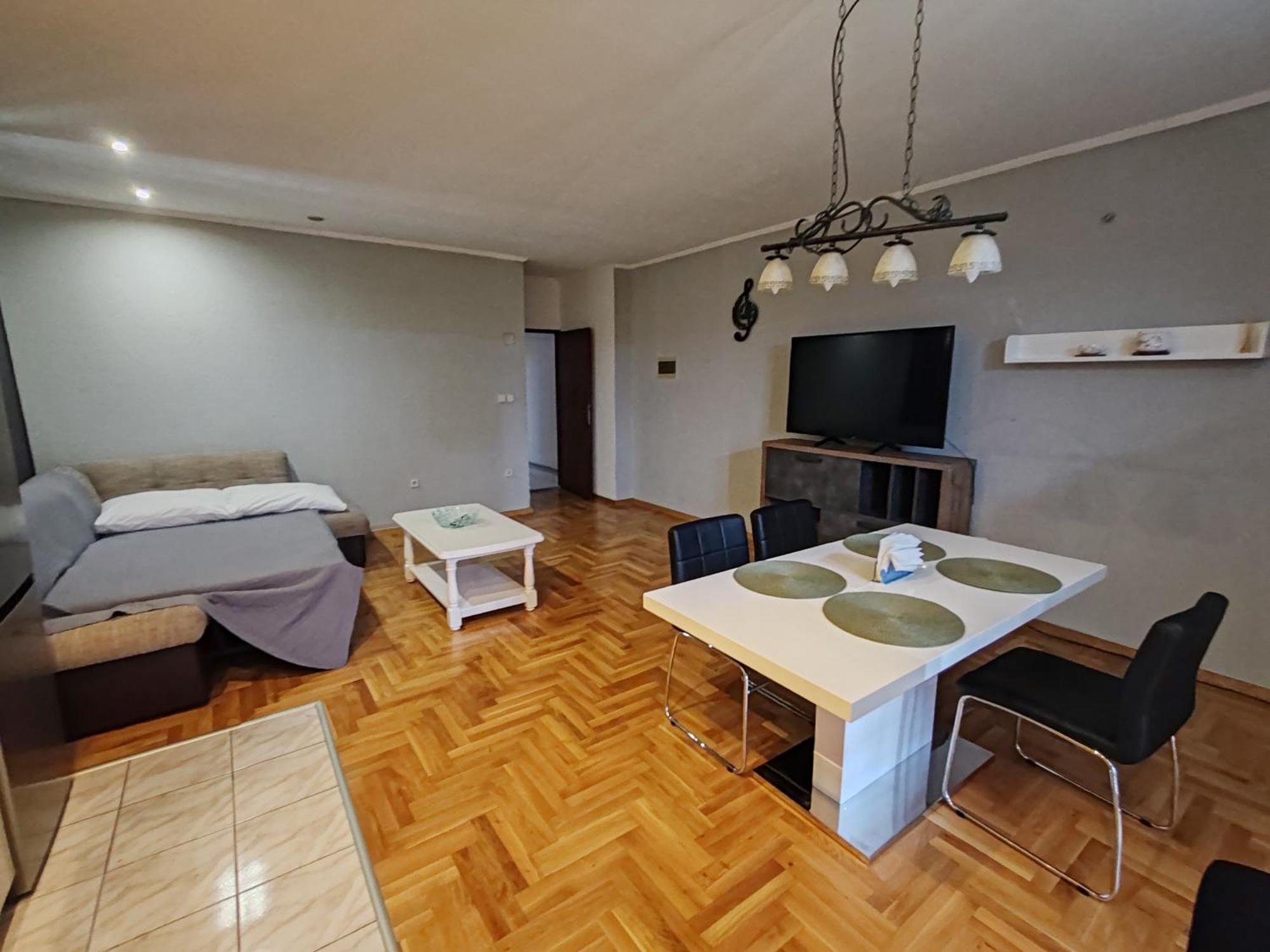 Apartments And Pansion M&R 투라니 외부 사진