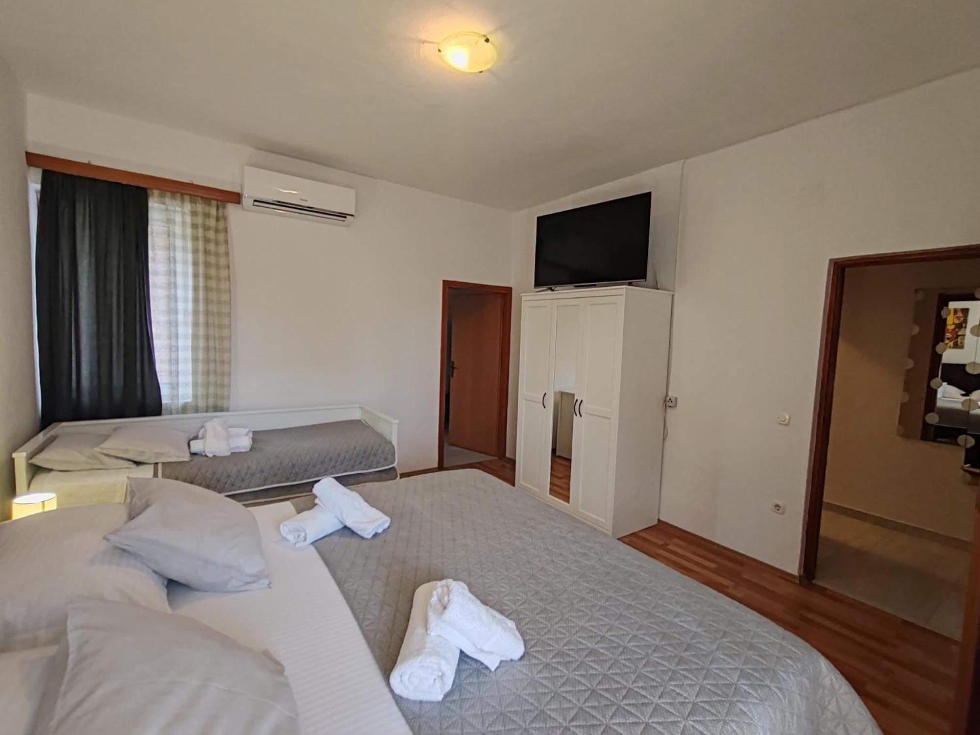 Apartments And Pansion M&R 투라니 외부 사진